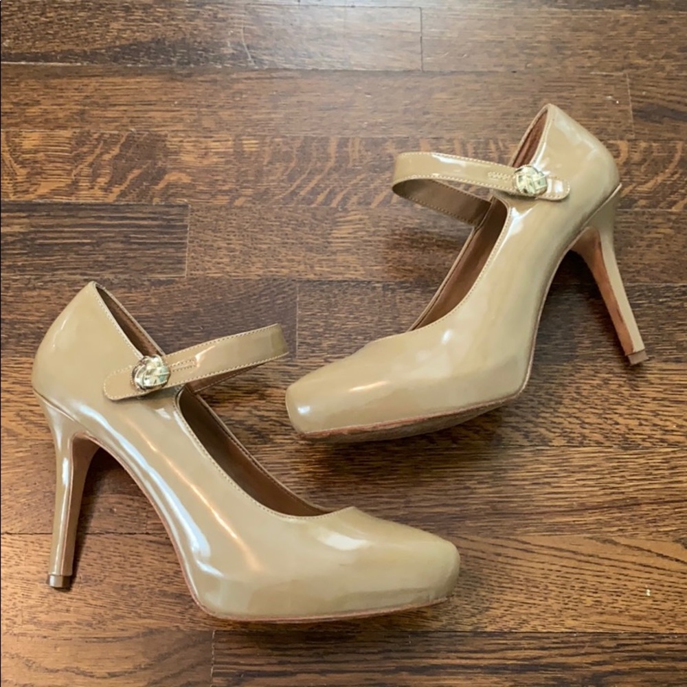 Nude platform pumps